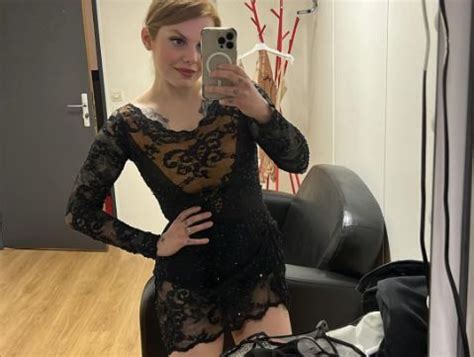 Robe de dentelle sur bodysuit, Cœur de pirate est renversante